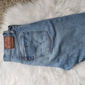 Vintage Levi's mom jeans in style 501